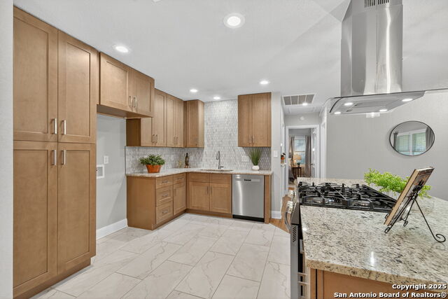 Image 8 of 35 For 237 Wellesley Blvd.