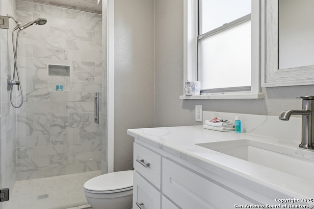 Listing photo id 9 for 1016 Avenue E N