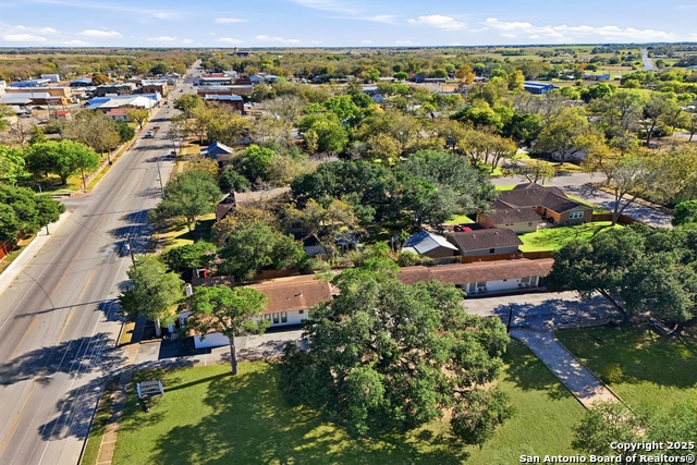 Listing photo id 11 for 1016 Avenue E N