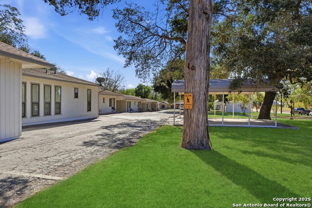 Listing photo id 0 for 1016 Avenue E N