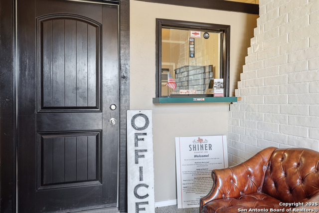 Listing photo id 3 for 1016 Avenue E N