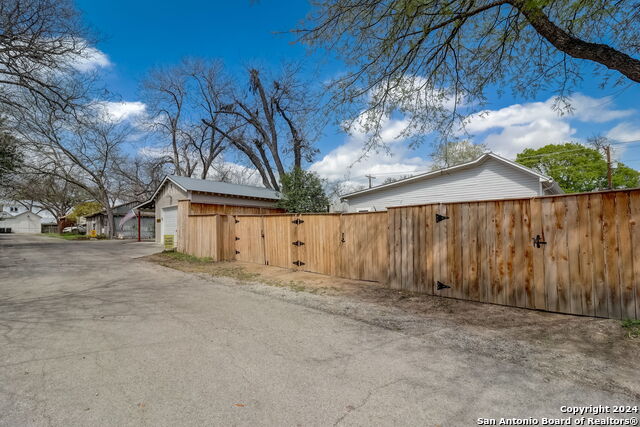 Image 38 of 40 For 546 Academy Ave S