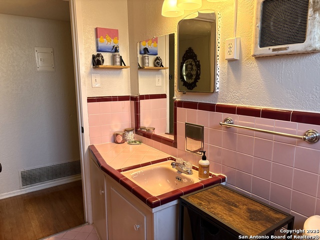 Image 20 of 26 For 315 Dresden  