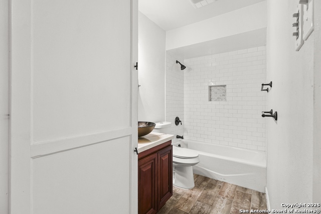 Image 18 of 24 For 923 Vance Jackson  905