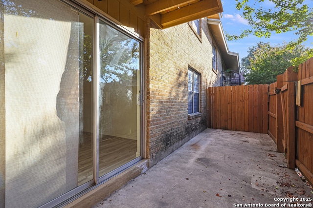 Image 19 of 24 For 923 Vance Jackson  905