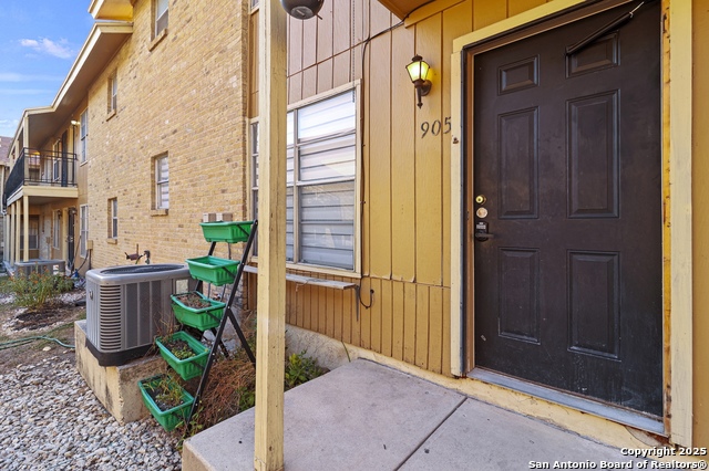 Image 20 of 24 For 923 Vance Jackson  905