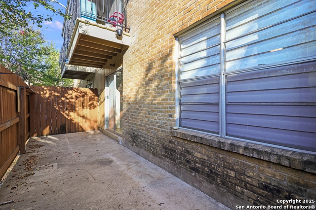 Image 21 of 24 For 923 Vance Jackson  905