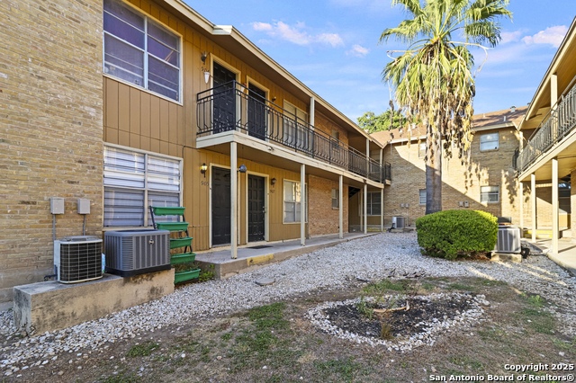 Image 22 of 24 For 923 Vance Jackson  905