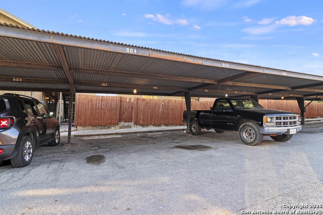 Image 23 of 24 For 923 Vance Jackson  905