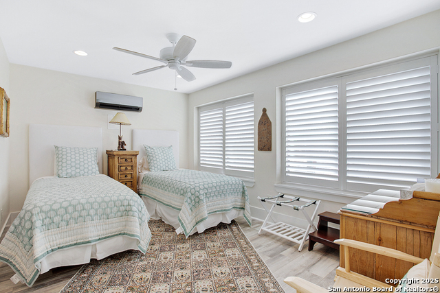 Image 13 of 25 For 825 Park E