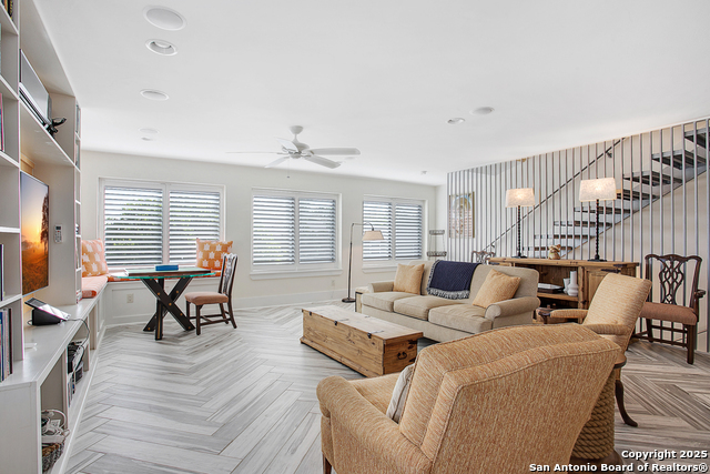 Image 15 of 25 For 825 Park E