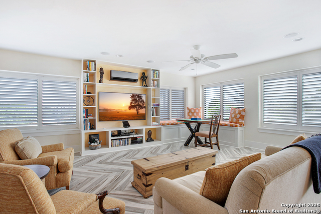 Image 16 of 25 For 825 Park E