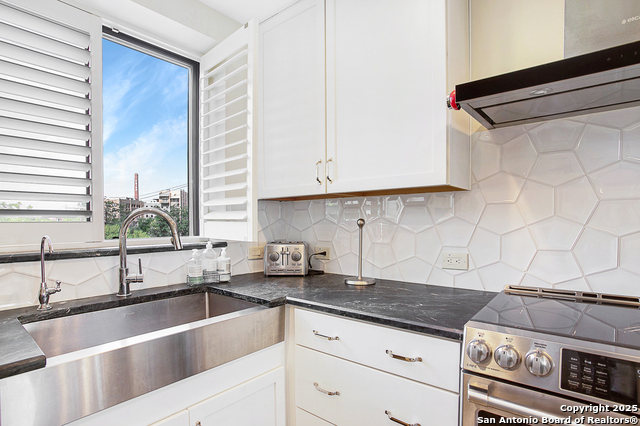 Image 19 of 25 For 825 Park E