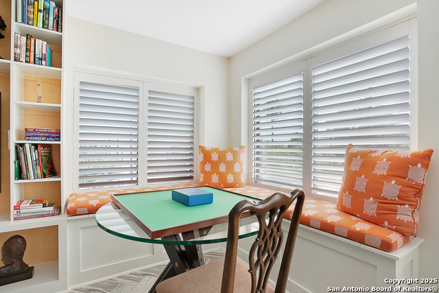 Image 21 of 25 For 825 Park E