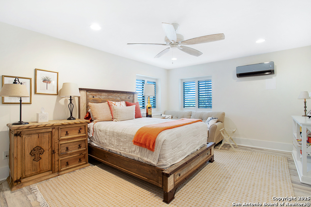 Image 5 of 25 For 825 Park E