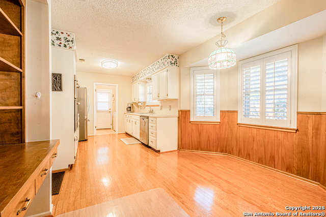 Image 13 of 30 For 729 Rocklyn Dr