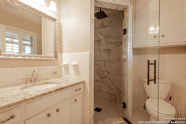 Image 21 of 30 For 729 Rocklyn Dr