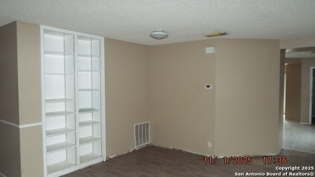 Image 4 of 6 For 1827 Leander