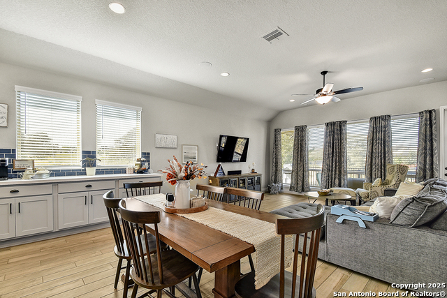 Listing photo id 13 for 2192 August  