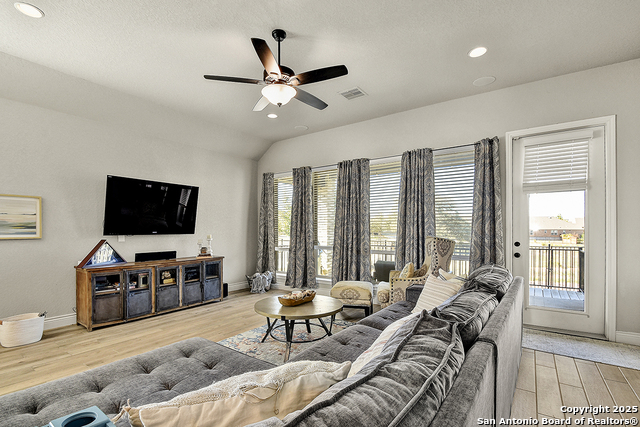 Listing photo id 14 for 2192 August  