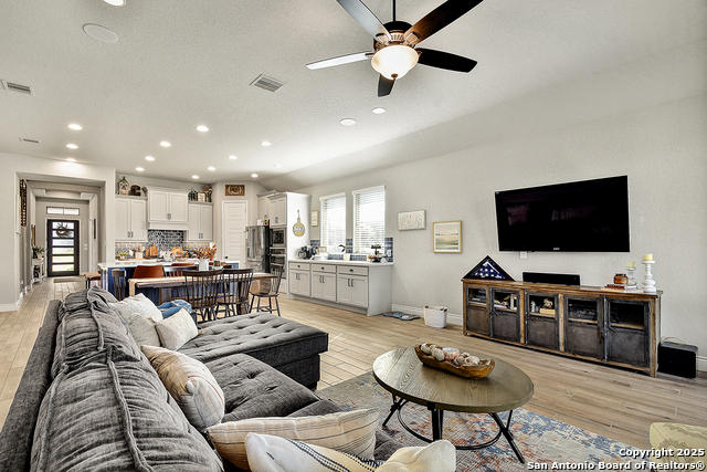 Listing photo id 15 for 2192 August  