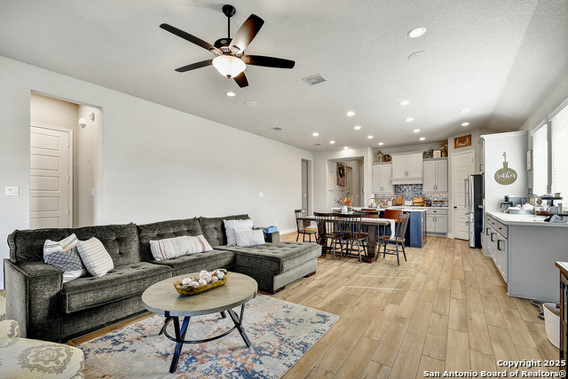 Listing photo id 16 for 2192 August  