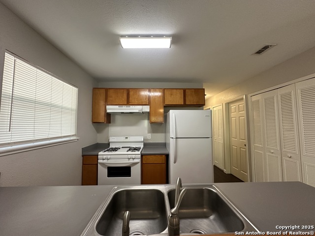 Image 5 of 12 For 5127 Village Green