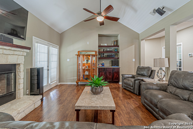 Image 7 of 96 For 323 Shannon Ridge Dr.