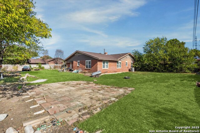 Listing photo id 2 for 2306 Blossom