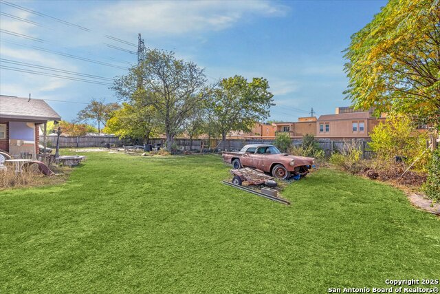 Listing photo id 3 for 2306 Blossom