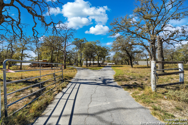 Details for 142 Lost Springs, Floresville, TX 78114