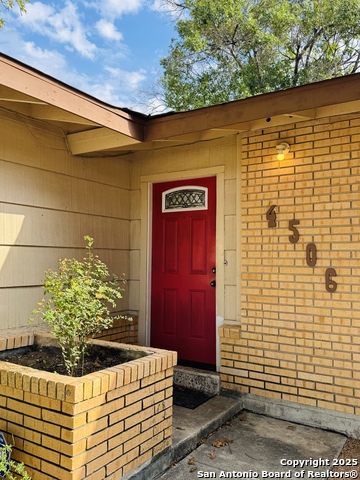 Image 3 of 31 For 4506 Hollyridge