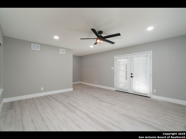 Listing photo id 10 for 8619 Oak Ledge