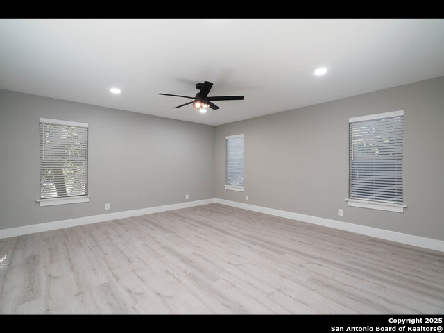 Listing photo id 15 for 8619 Oak Ledge