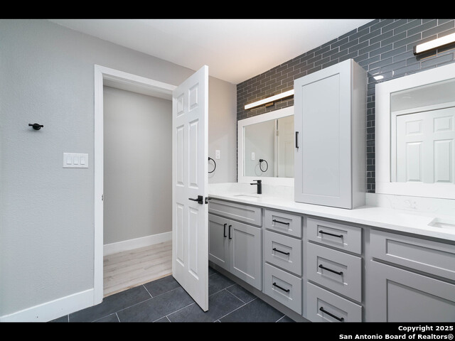 Listing photo id 17 for 8619 Oak Ledge