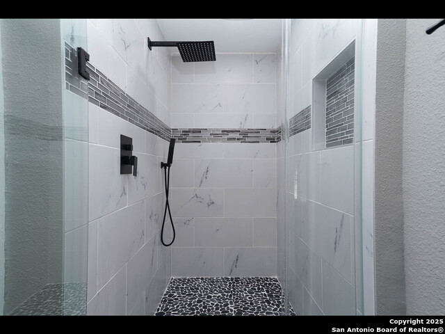 Listing photo id 18 for 8619 Oak Ledge