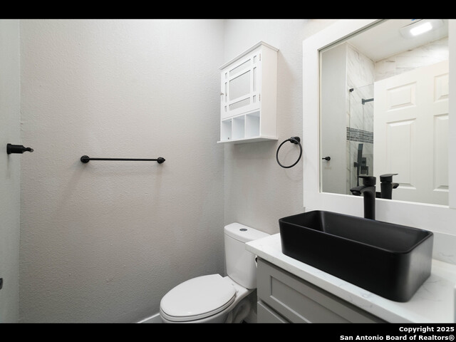 Listing photo id 20 for 8619 Oak Ledge