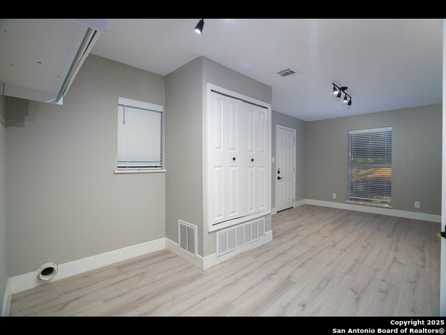 Listing photo id 26 for 8619 Oak Ledge