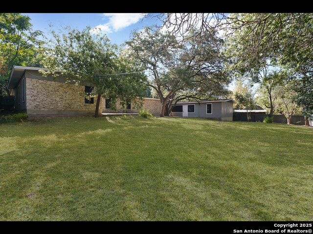 Listing photo id 33 for 8619 Oak Ledge