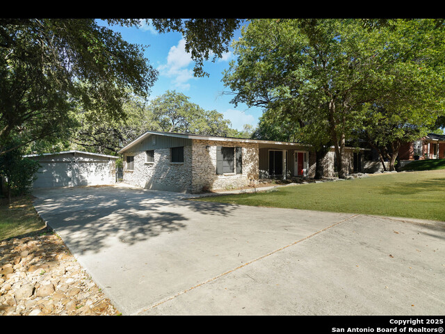 Listing photo id 36 for 8619 Oak Ledge