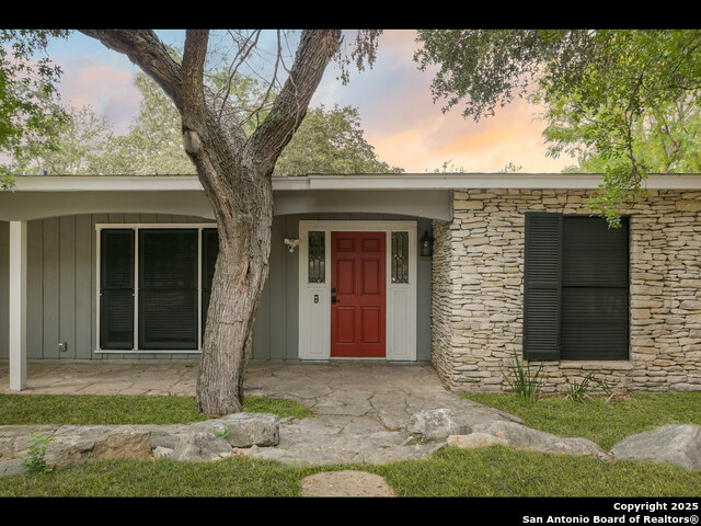 Listing photo id 2 for 8619 Oak Ledge