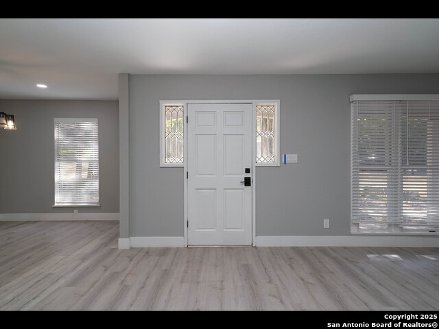 Listing photo id 3 for 8619 Oak Ledge