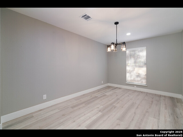 Listing photo id 4 for 8619 Oak Ledge