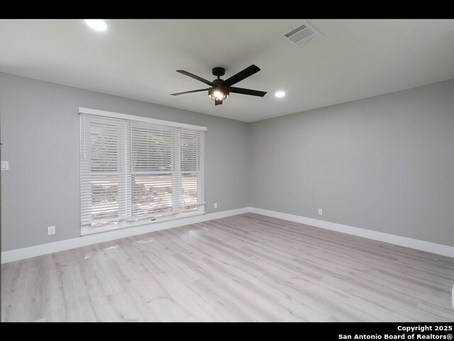 Listing photo id 7 for 8619 Oak Ledge