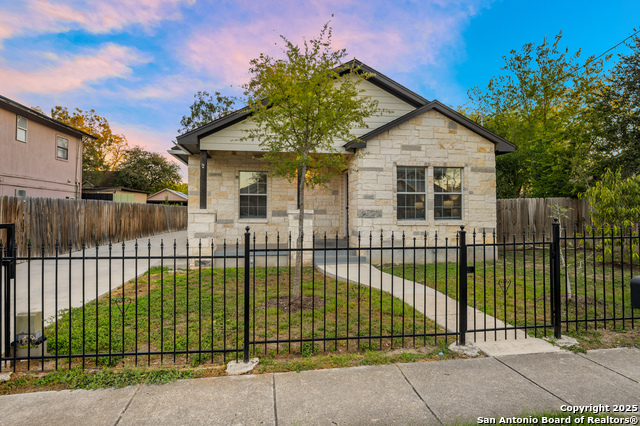 Image 3 of 33 For 212 Baylor W