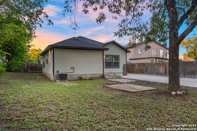 Image 30 of 33 For 212 Baylor W