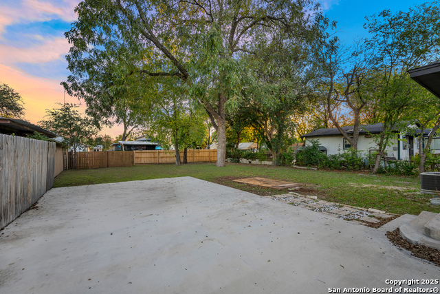 Image 32 of 33 For 212 Baylor W