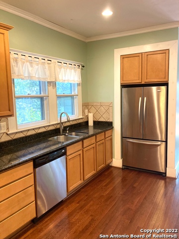 Image 4 of 19 For 639 Woodlawn Ave W