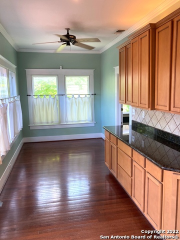 Image 6 of 19 For 639 Woodlawn Ave W