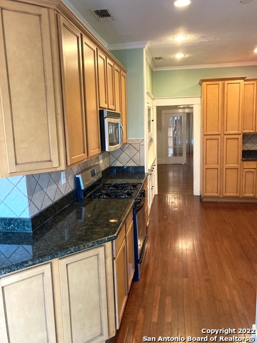 Image 7 of 19 For 639 Woodlawn Ave W